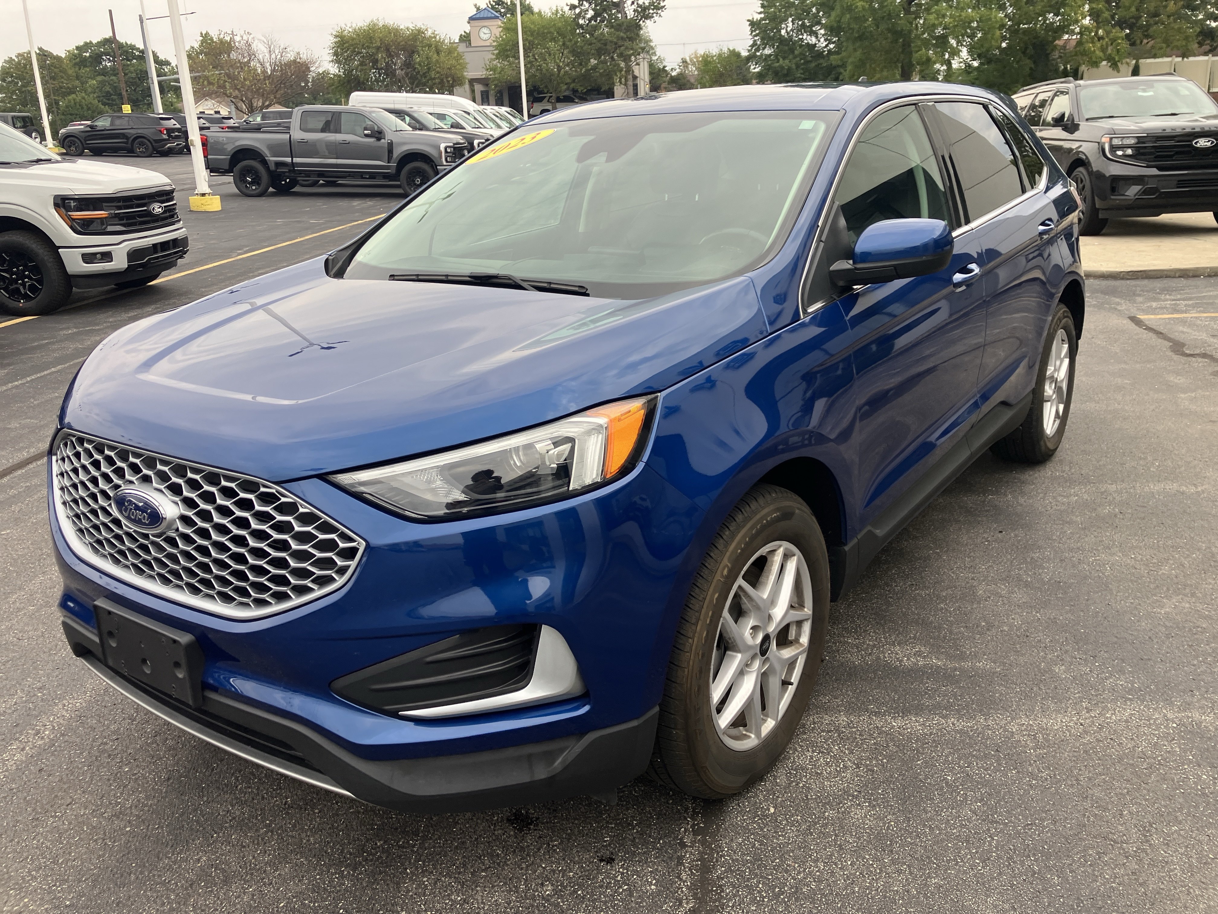 Used 2023 Ford Edge SEL AWD/4WD image 3