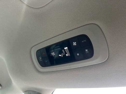 Used 2022 Chrysler Pacifica Touring-L image 36