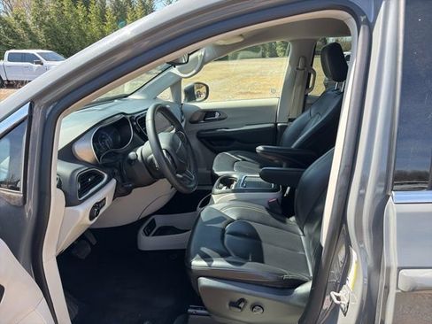 Used 2023 Chrysler Pacifica Touring-L image 11