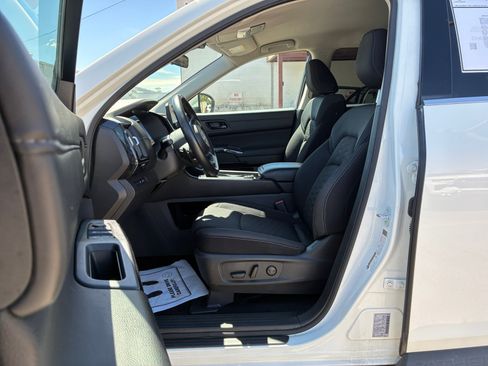 Used 2025 Nissan Pathfinder SV AWD/4WD image 12