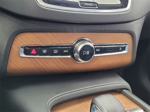 Certified 2025 Volvo XC90 B6 Ultra image 31