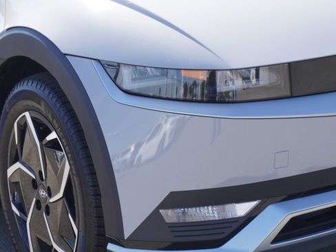 Used 2024 Hyundai Ioniq 5 SE image 3