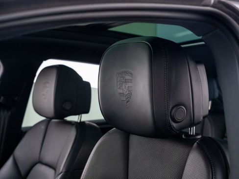 Certified 2023 Porsche Macan AWD/4WD image 16