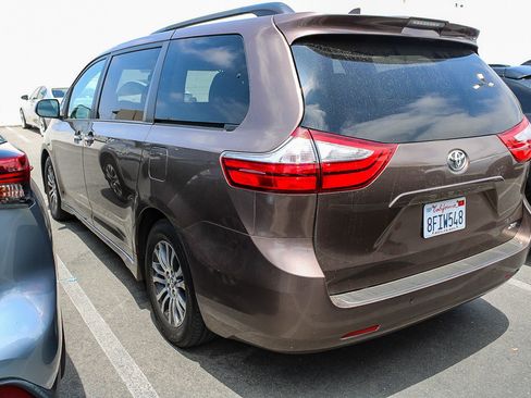 Used 2018 Toyota Sienna XLE w/ XLE Navigation Package FWD image 6
