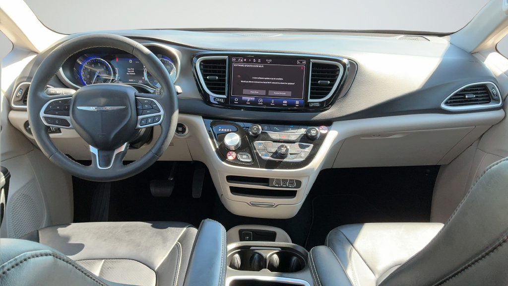 Used 2024 Chrysler Pacifica Touring-L FWD image 7