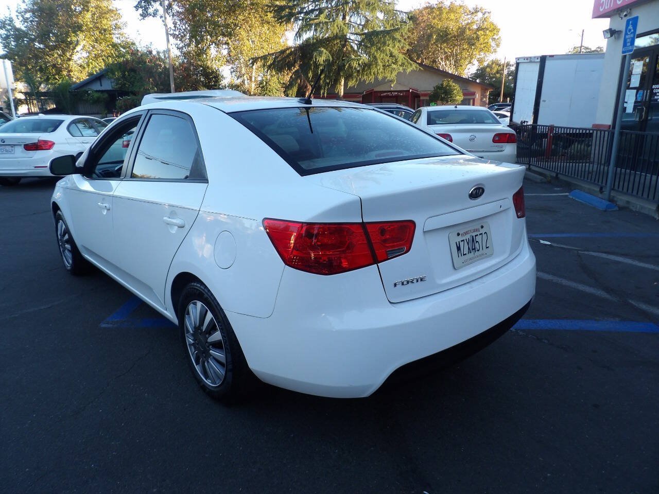 Used 2017 Volkswagen Jetta SE FWD image 4