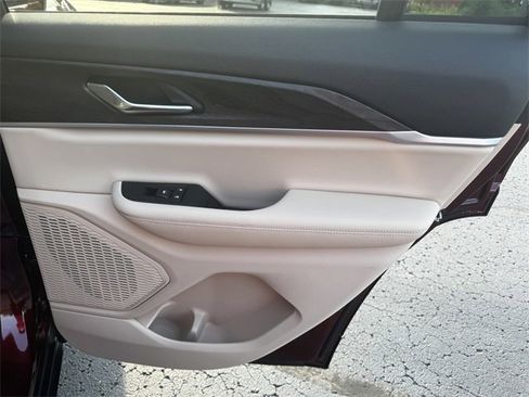 New 2025 Jeep Grand Cherokee Limited w/ Luxury Tech Group II image 16