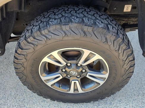 Used 2017 Toyota Tacoma TRD Sport w/ Premium & Technology Package RWD image 7