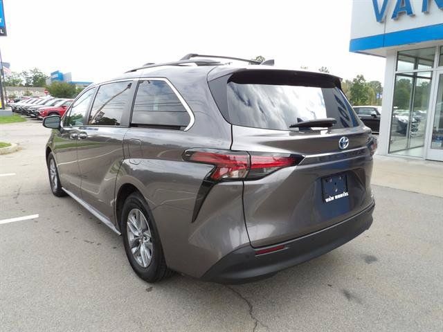 Used 2022 Toyota Sienna XLE FWD image 3
