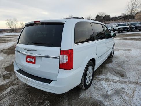Used 2016 Chrysler Town & Country Touring image 7