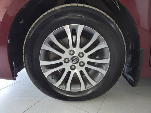 Used 2020 Toyota Sienna XLE FWD image 12