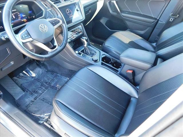 Used 2024 Volkswagen Tiguan SE AWD/4WD image 16
