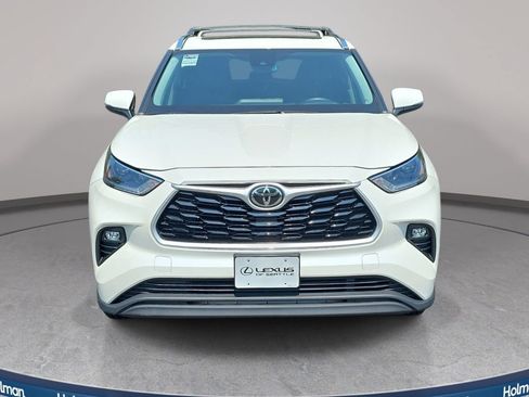 Used 2021 Toyota Highlander XLE AWD/4WD image 2