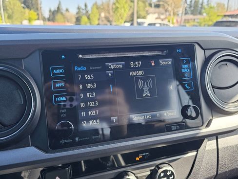 Used 2018 Toyota Tacoma TRD Off-Road w/ Technology Package AWD/4WD image 17