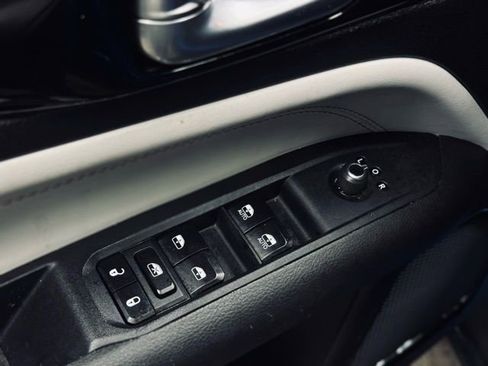 Used 2025 Jeep Compass Limited image 12