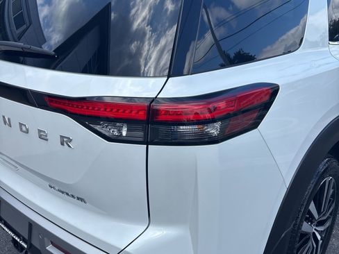 Used 2025 Nissan Pathfinder Platinum image 4