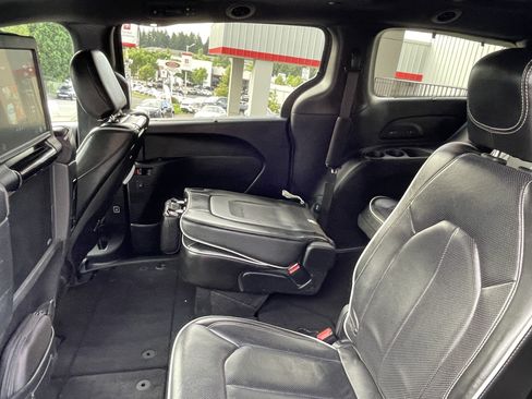 Used 2020 Chrysler Pacifica Limited w/ Advanced Safetytec Group FWD image 15