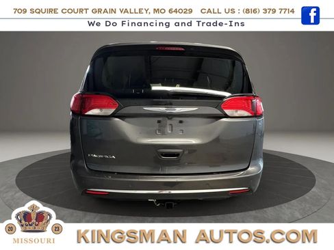 Used 2017 Chrysler Pacifica Touring-L w/ Tire & Wheel Group FWD image 5