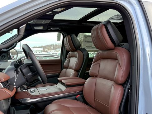 New 2025 Lincoln Navigator Reserve image 38