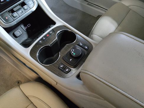 Used 2021 GMC Acadia SLT FWD image 26