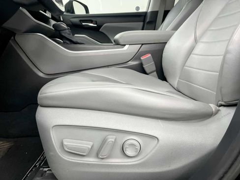Used 2021 Toyota Highlander XLE AWD/4WD image 20