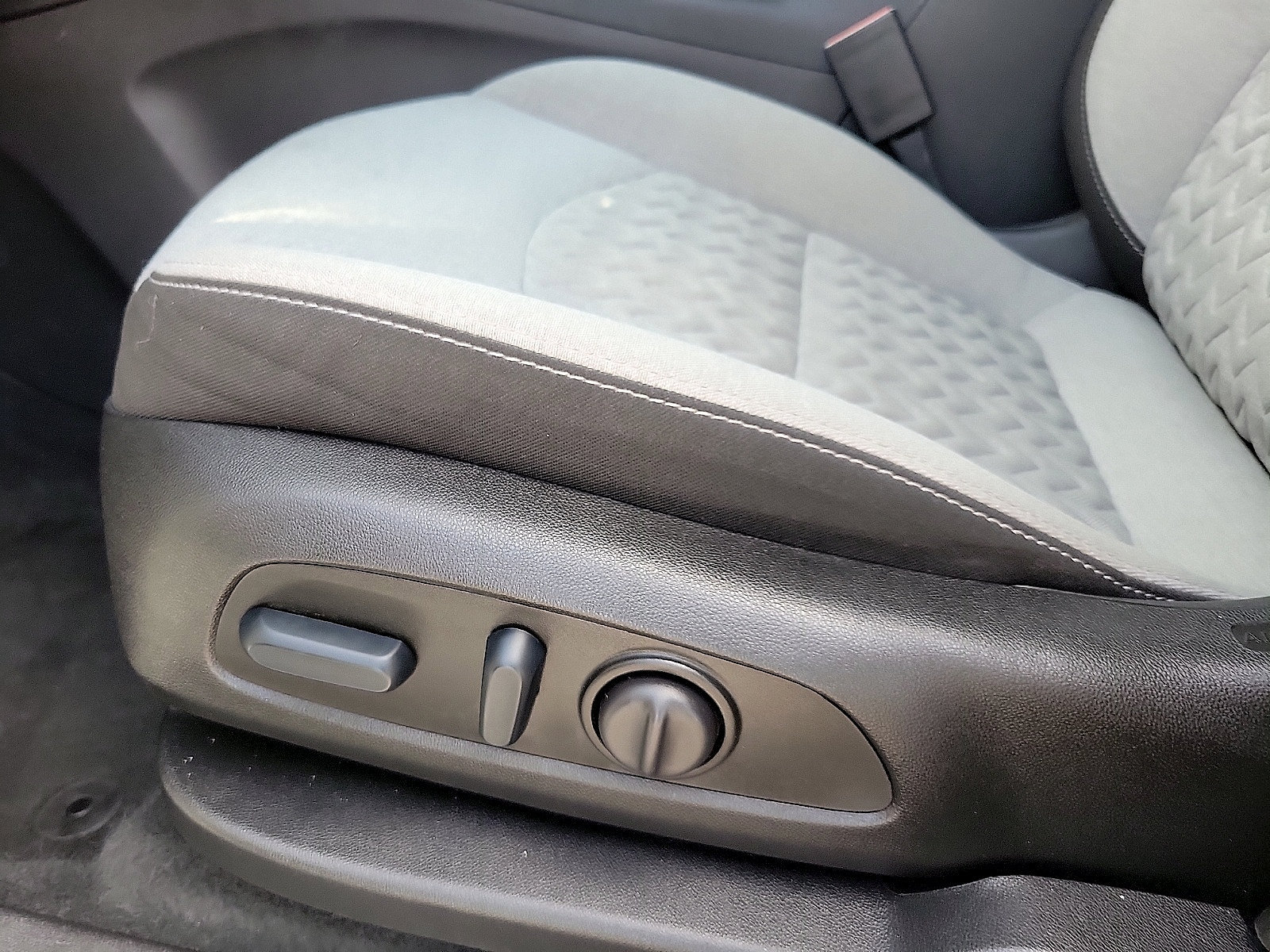 Used 2024 Chevrolet Equinox LT FWD image 12
