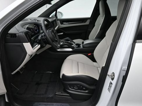 Certified 2025 Porsche Cayenne Turbo AWD/4WD image 10