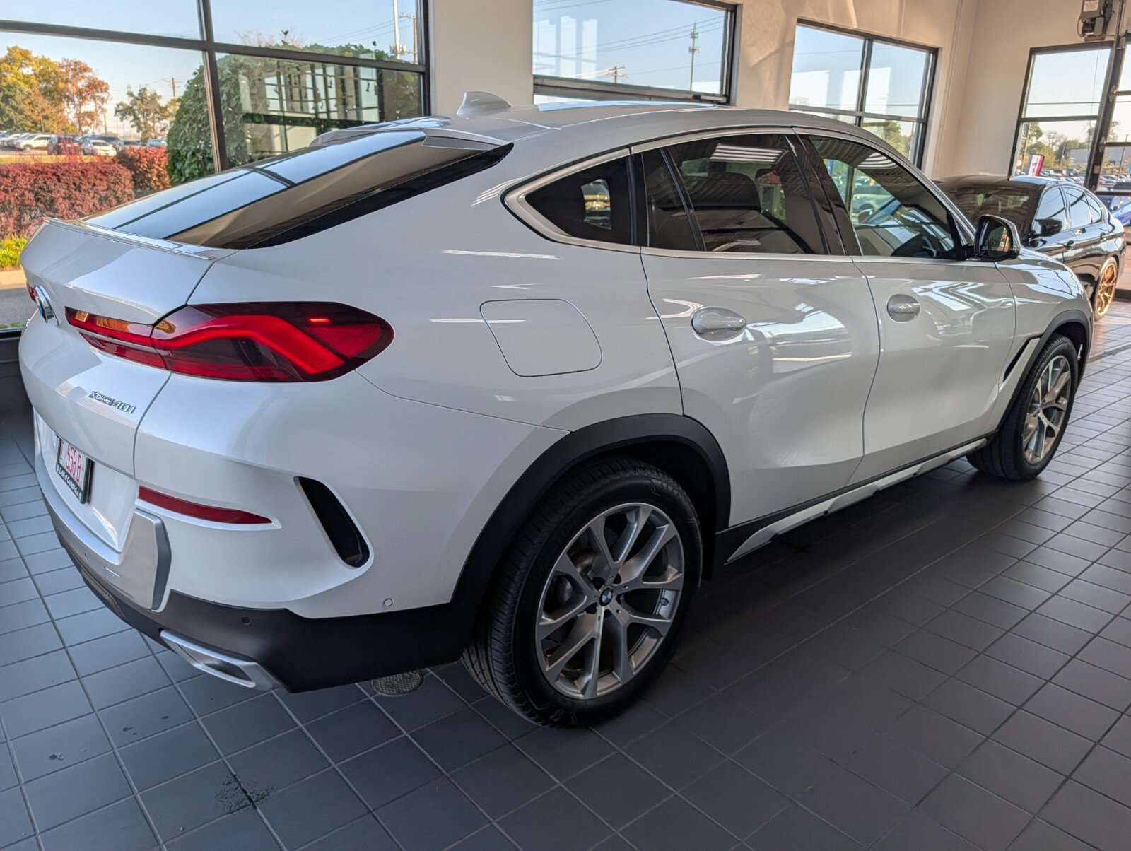 Used 2022 BMW X6 xDrive40i w/ Executive Package AWD/4WD image 2