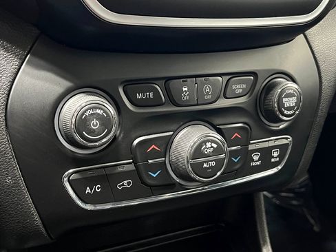 Used 2019 Jeep Cherokee Latitude Plus w/ Comfort/Convenience Group FWD image 24