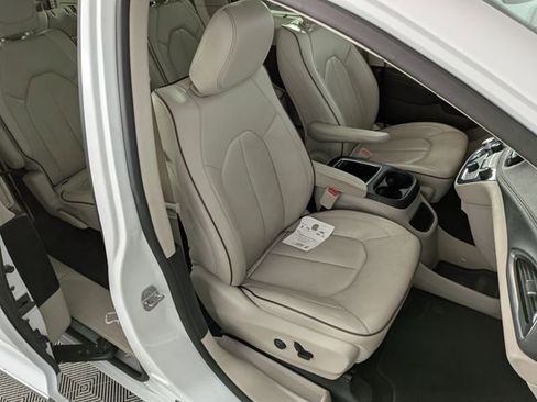 Used 2019 Chrysler Pacifica Limited image 34