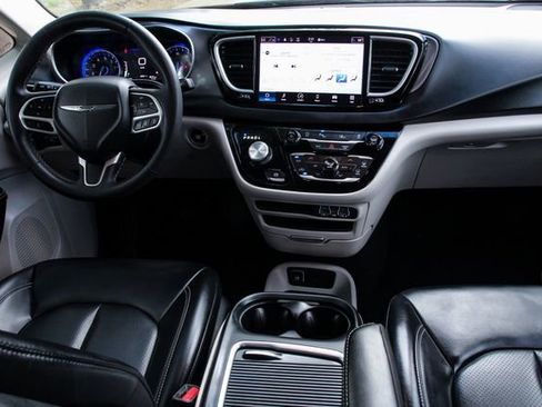 Used 2023 Chrysler Pacifica Touring-L image 33