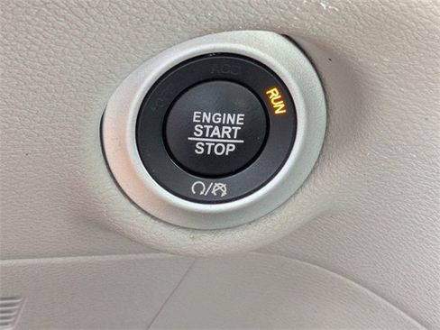 Used 2022 Chrysler Voyager LX image 30