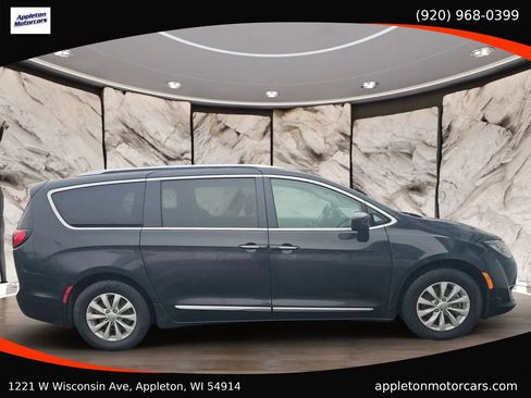 Used 2019 Chrysler Pacifica Touring-L image 3