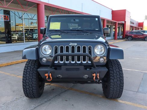 Used 2016 Jeep Wrangler Unlimited Sahara w/ Connectivity Group AWD/4WD image 3