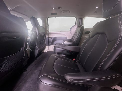 Used 2024 Chrysler Pacifica Touring-L image 26