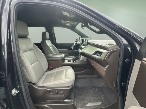 Used 2022 Chevrolet Suburban LT w/ Luxury Package RWD image 16