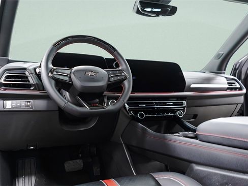 Used 2025 Chevrolet Traverse RS image 29