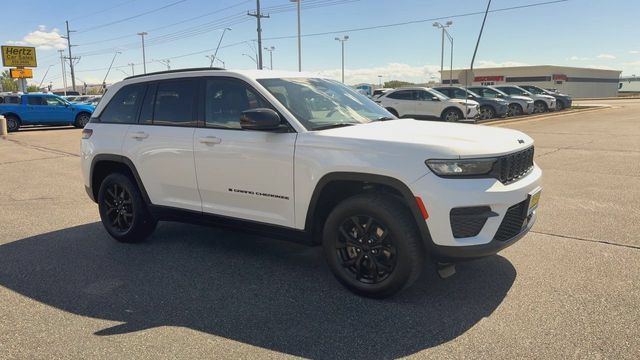 Used 2024 Jeep Grand Cherokee Altitude AWD/4WD image 2