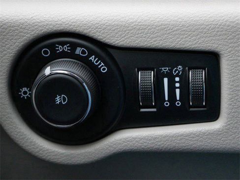 Used 2024 Chrysler Pacifica Touring-L image 25