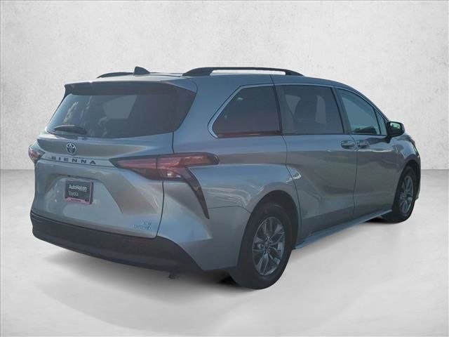 Used 2021 Toyota Sienna LE FWD image 5
