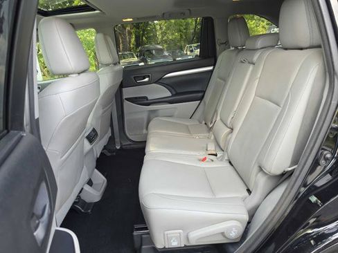 Used 2017 Toyota Highlander XLE AWD/4WD image 12