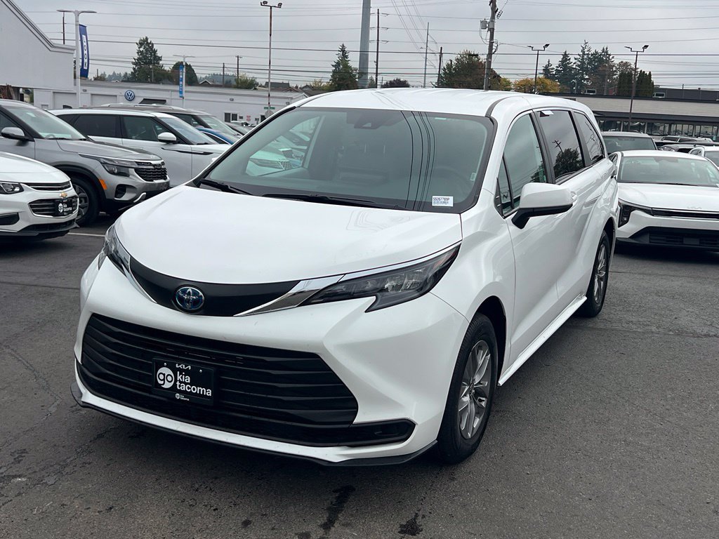 Used 2025 Toyota Sienna LE FWD image 3