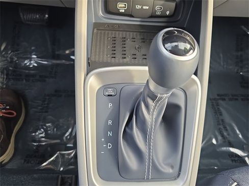 Used 2025 Hyundai Venue Limited image 19