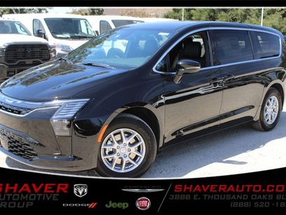 New 2027 Chrysler Pacifica Select w/ Family Tech Group