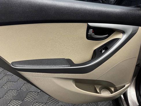 Used 2014 Hyundai Elantra SE image 42