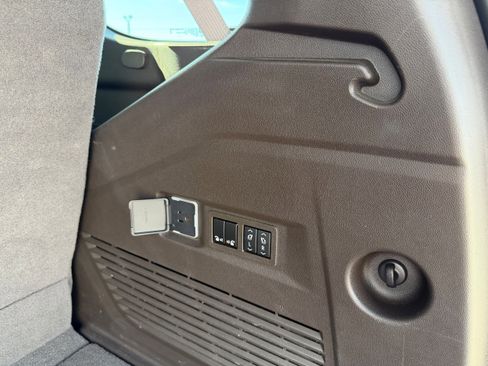 Used 2023 GMC Yukon SLT w/ SLT Premium Package image 13