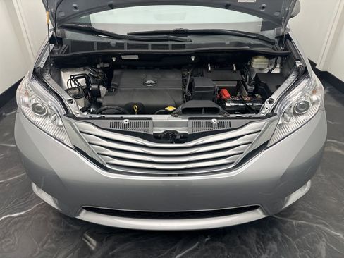 Used 2015 Toyota Sienna LE image 27