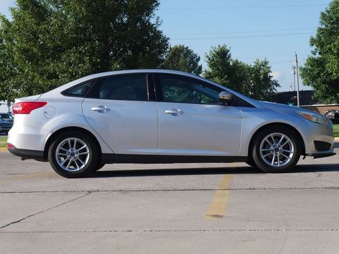 Used 2016 Ford Focus SE w/ SE Cold Weather Package FWD image 9