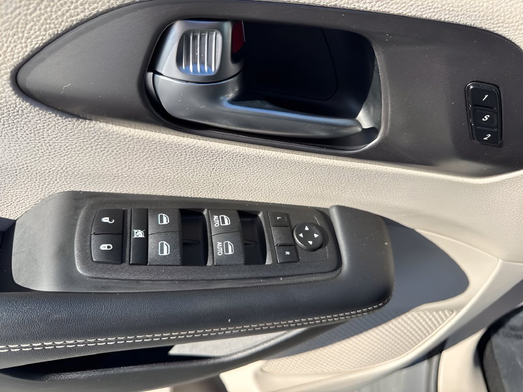 Used 2023 Chrysler Pacifica Touring-L FWD image 25