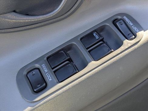 Used 2004 Chevrolet Tracker LT image 13